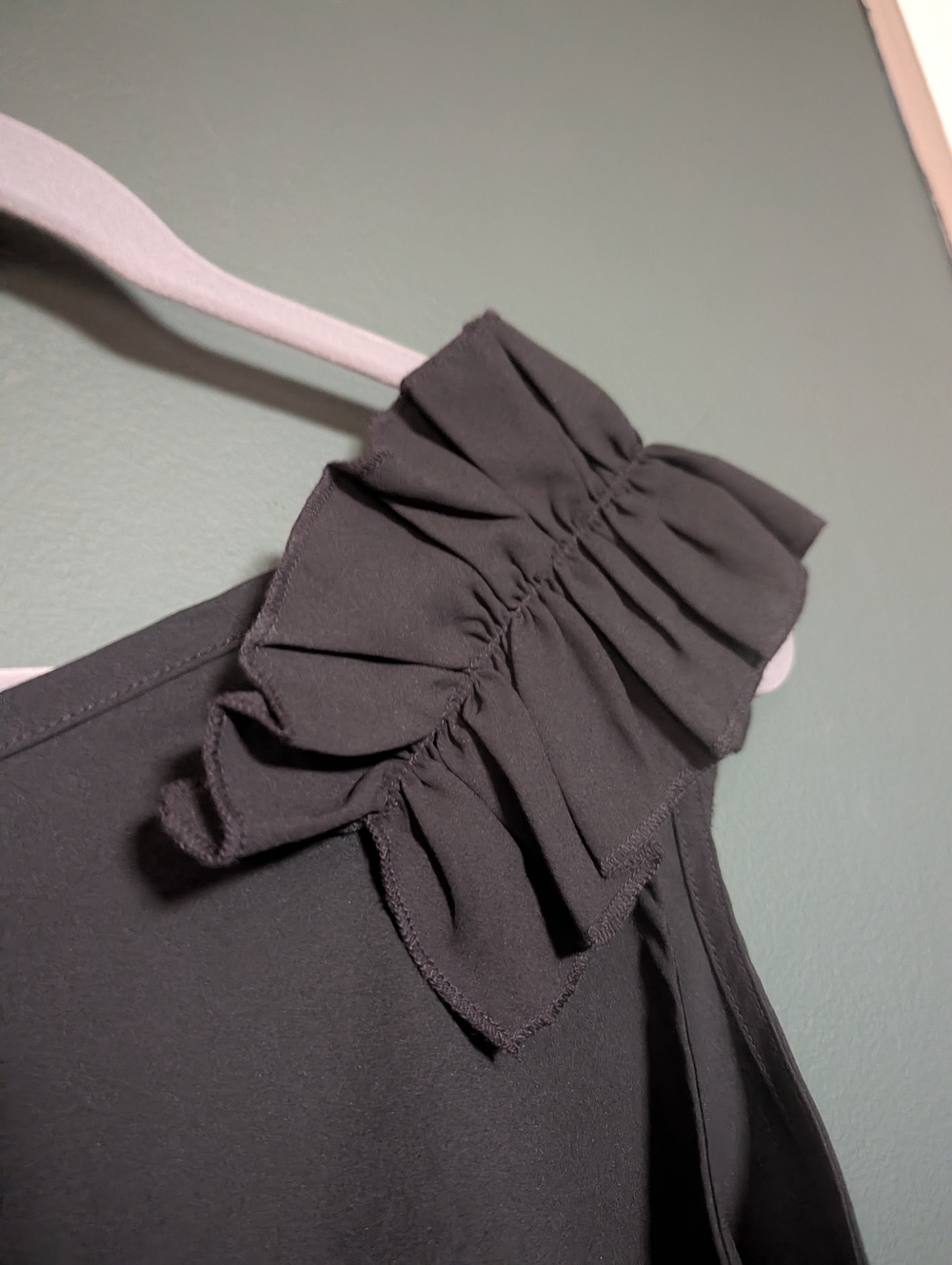 Zanana NWT Black Ruffle Shoulder V-Neck Sleeveless Top 002 - Picture 3 of 5